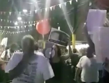 Γκάζι: «Εισβολή» vegan στο Burger Festival - Πανό και μεγάφωνα αναστάτωσαν τους επισκέπτες (βίντεο)